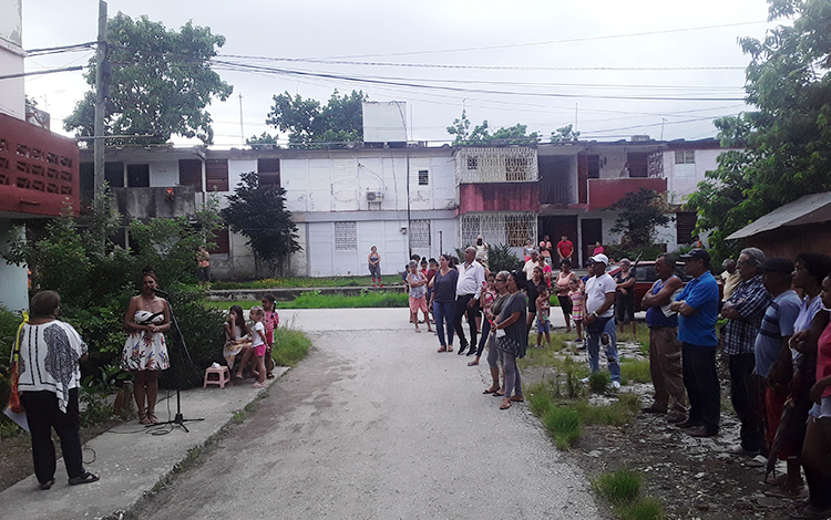 Vecinos de la cantante Baby Sánchez participan en la actividad El Músico en el Barrio.