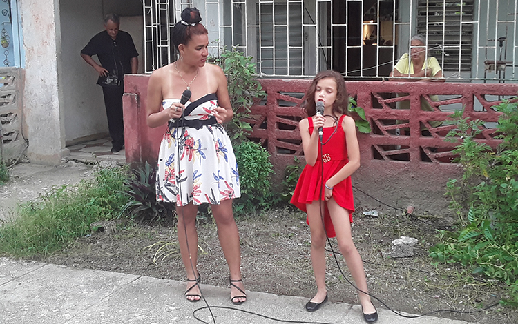 Cantante Baby Sánchez junto a su hija.