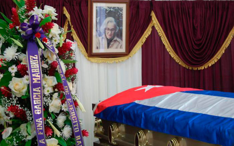 Ofrendas florales de Raúl Castro y Miguel Dí­az-Canel en el homenaje póstumo a Fina Garcí­a Marruz.