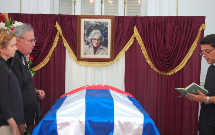 José Marí­a Vitier, hijo de Fina Garcí­a Marruz y Cintio Vitier, durante el homenaje póstumo a su madre.