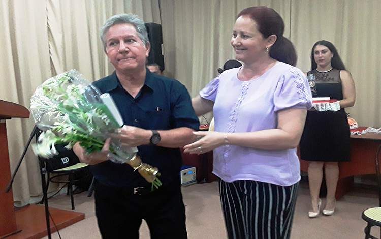 El realizador y locutor Jorge Gómez recibió la distinción Hijo Ilustre de la Ciudad de Santa Clara, otorgado por la Asamblea Municipal del Poder Popular. Igual reconocimiento recibió Eloy A. Montenegro Martínez. (Foto: Francisnet Díaz Rondón)