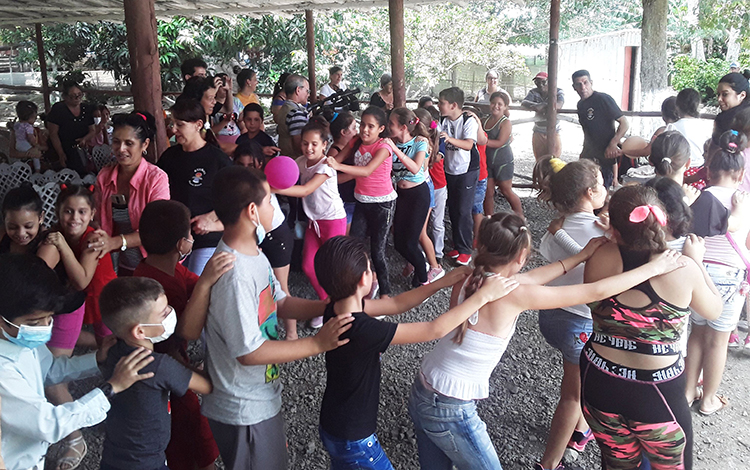 Niños de la comunidad de Tahón durante la presentación de un espectáculo en su comunidad.