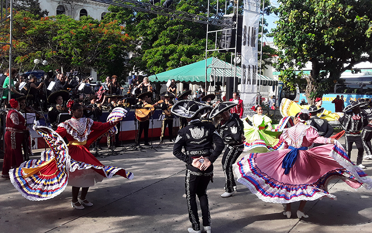 Presentación de un mariachi en el parque Vidal, de Santa Clara.