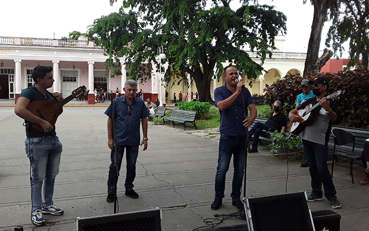 Presentación de repentistas en el parque Vidal, de Santa Clara.