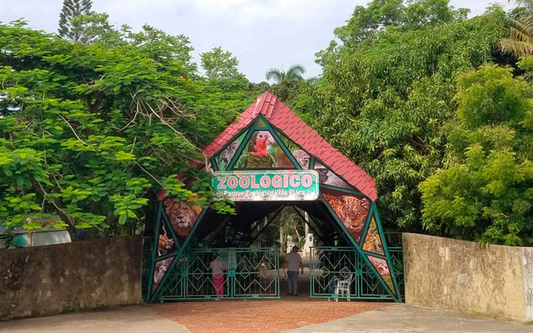 El colorido del jardín principal da la bienvenida a la familia santaclareña para su disfrute dentro de la instalación.