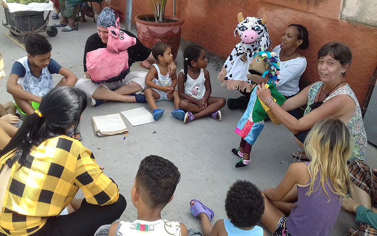 Actividad cultural infantil en la comunidad, en Santa Clara.