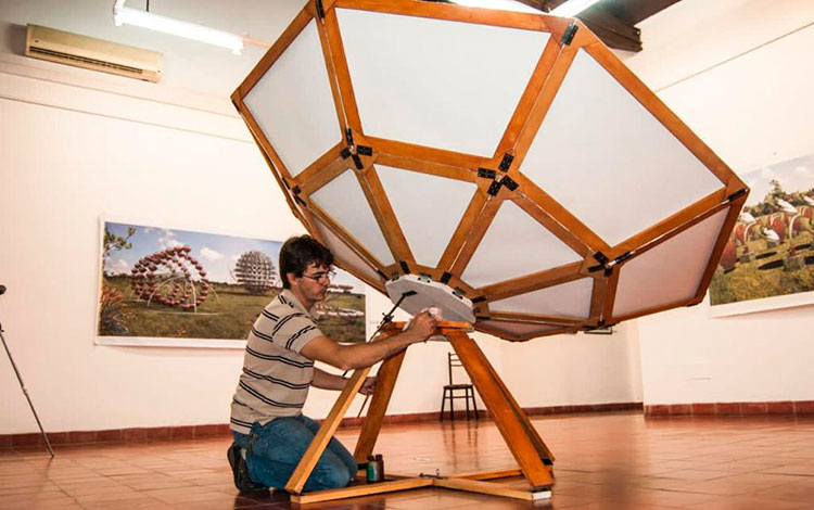 Ramón Ramírez Ruiz durante el montaje de su exposición Manifiesto.