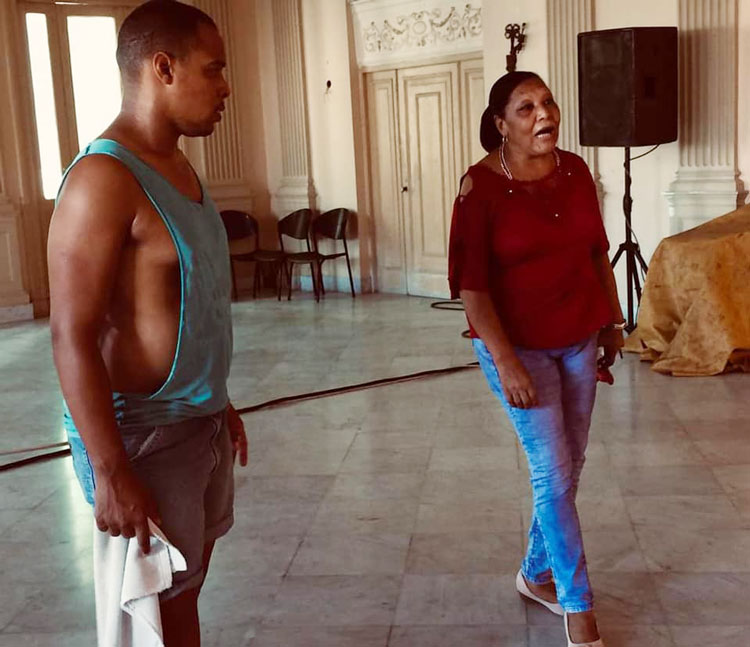 Profesora Marta Meneses impartiendo una clase de danza.