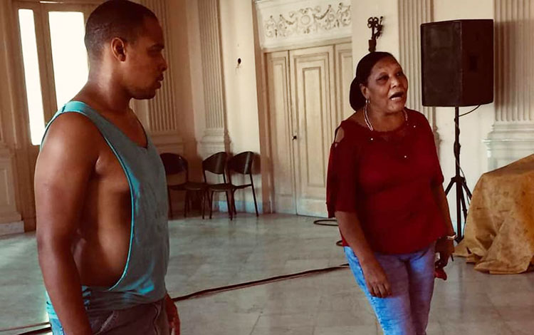 Profesora Marta Meneses impartiendo una clase de danza.