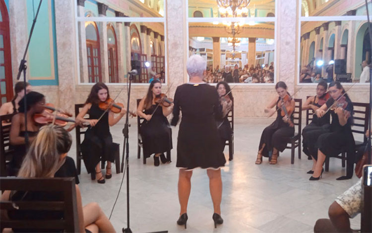 Camerata Romeu interviene en el espacio Concierto Compartido, en la casa de la cultura de Placetas.