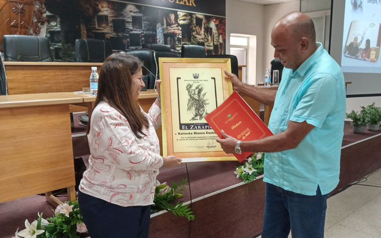  Katiuska Blanco recibió la insignia cultural villaclareña Zarapico y una réplica de la estatua del Che, entre otros agasajos. (Foto: Leslie Díaz Monserrat)