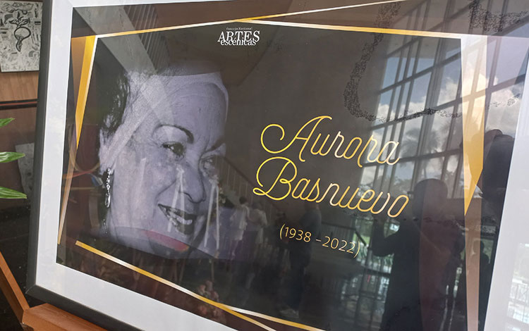 Foto de Aurora Basnuevo colocada en el Teatro Nacional durante el homenaje póstumo a la actriz cubana.