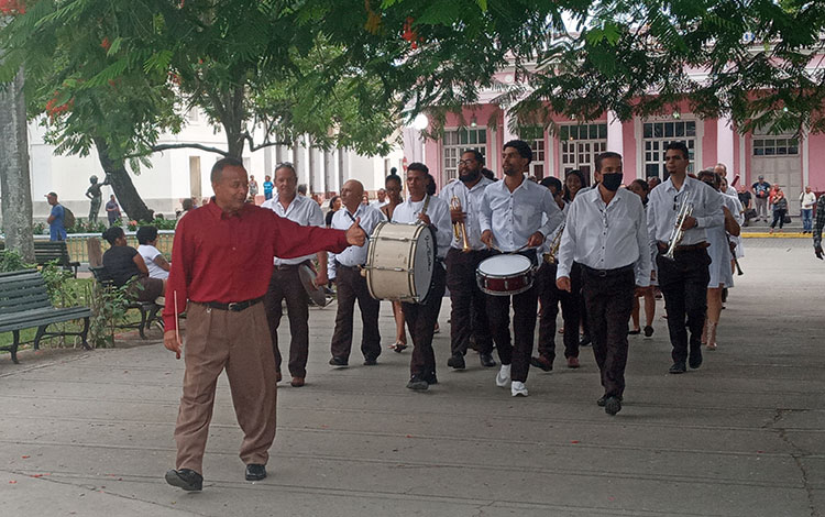 Banda Provincial de Conciertos de Villa Clara, dirigida por Félix Enrique Toriza Rodríguez, hace su entrada en el parque Vidal, de Santa Clara.