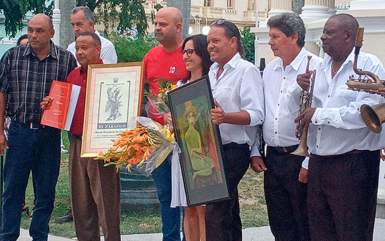 Integrantes de la Banda Provincial de Conciertos de Villa Clara reciben reconocimientos en el Dí­a de la Cultura Cubana.