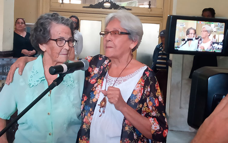 Pintoras Adela María Suárez y Zita Georgina Uriarte Núñez.