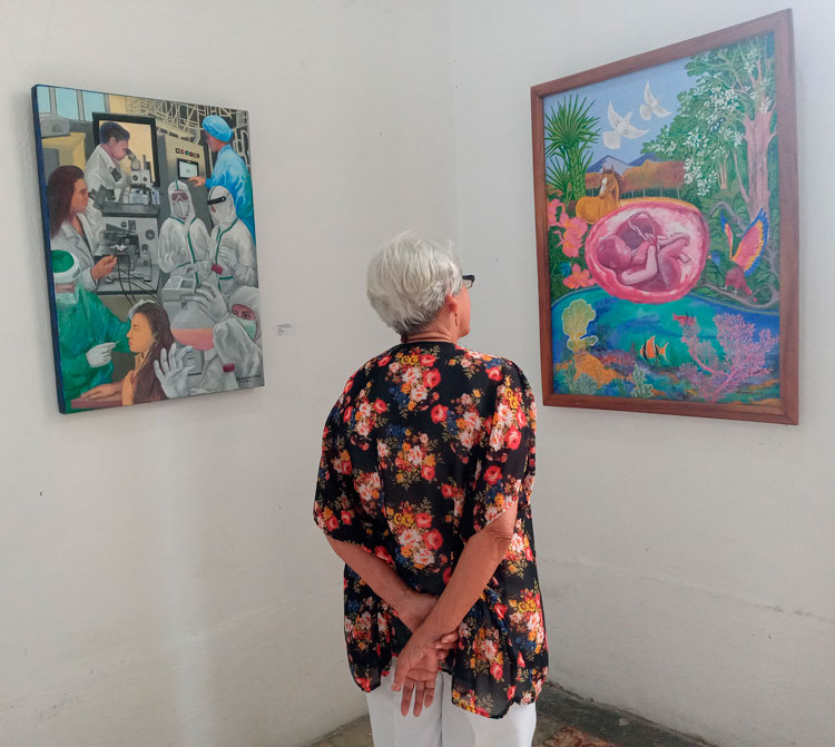 La pintora Adela Marí­a Suárez aprecia la exposición bipersonal que inauguró junto a la artista Zita Georgina Uriarte Núñez. 