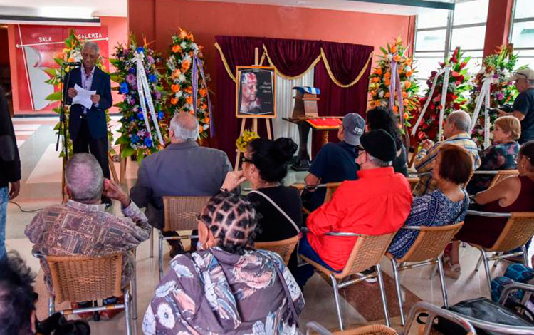 Gerardo Fulleda León pronuncia palabras de homenaje póstumo al dramaturgo Eugenio Hernández Espinosa.