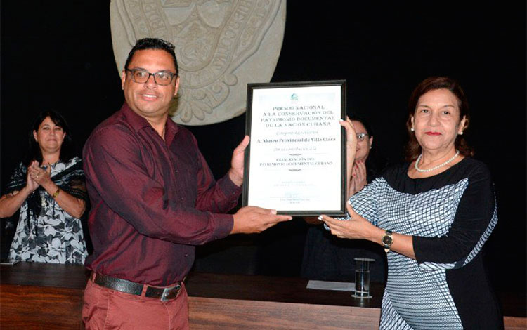 Elba Rosa Pérez, ministra del Citma, entrega el Premio Nacional de Conservación, en la categoría de Restauración, al Museo Provincial de Villa Clara, recibido por su director, Andy Guerra Rodríguez.