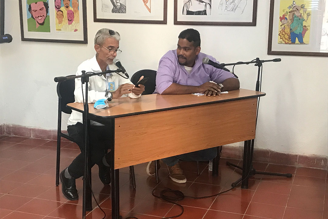 Escritores José Luis Santos y Yandrey Lay.