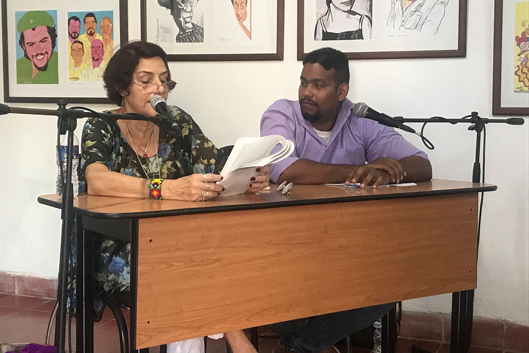 Escritora Laidi Fernández de Juan lee uno de sus cuentos.