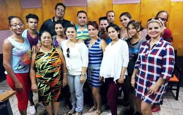  El colectivo de Radio Sagua se mantiene comprometido con su emisora y su pueblo. (Foto: Tomada de la página de Radio Sagua)