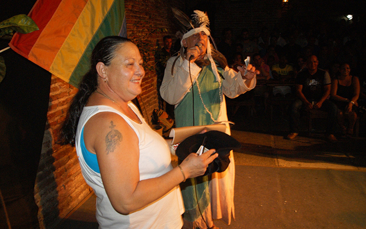 María y Silverio, en una de las peñas que lideraba la querida portera de El Mejunje. (Foto: Francisnet Díaz Rondón)