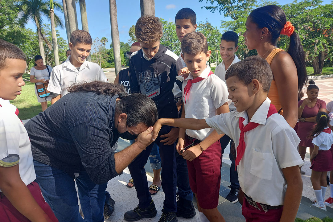 Alumnos e instructores de arte de la Escuela Especial Rolando Pérez Quintosa, de Santa Clara.