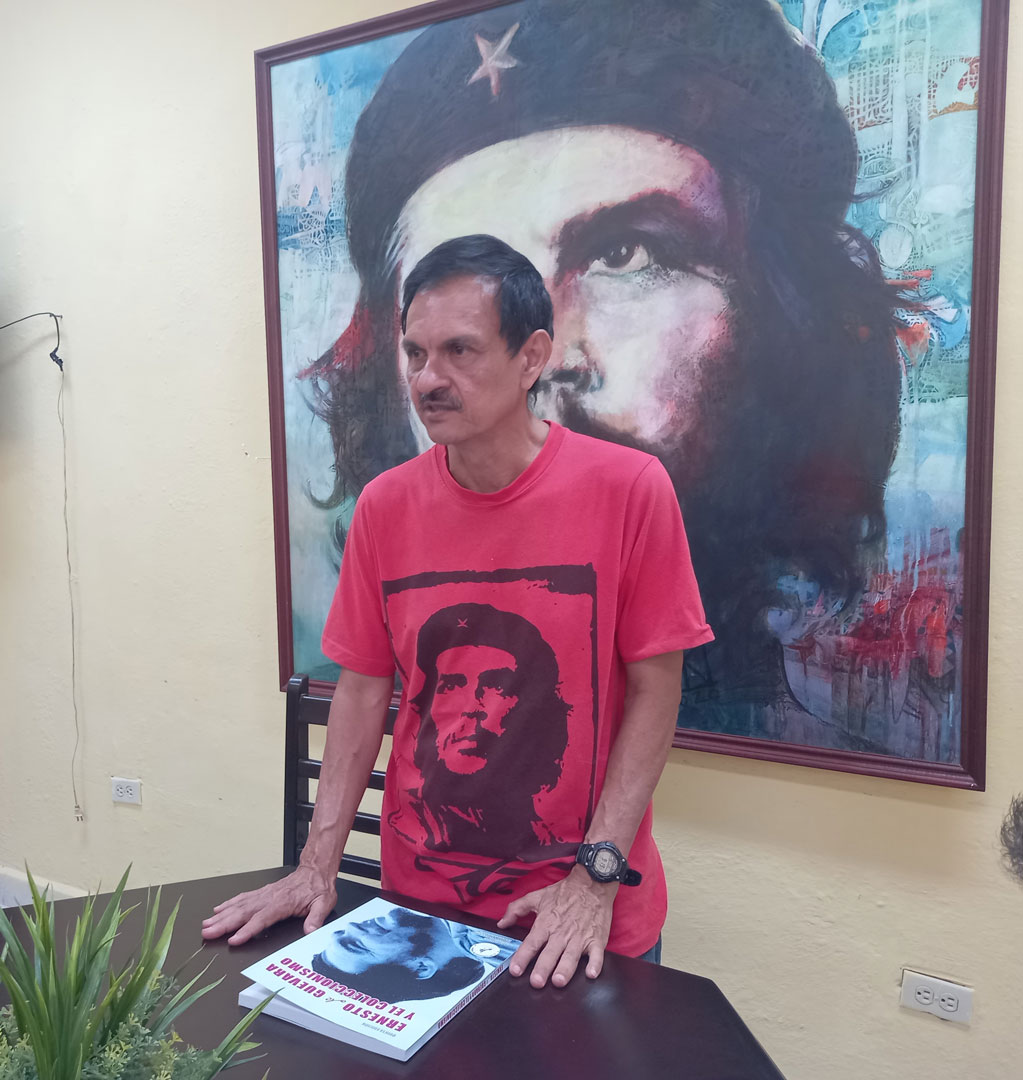 Escritor colombiano Gilberto Gallo presenta el libro Ernesto Che Guevara y el coleccionismo.