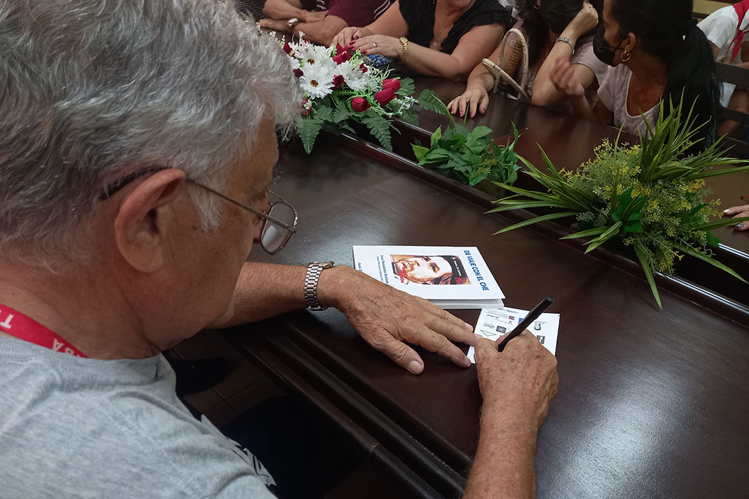 Juan Hernández Machado presenta su libro De viaje con el Che.