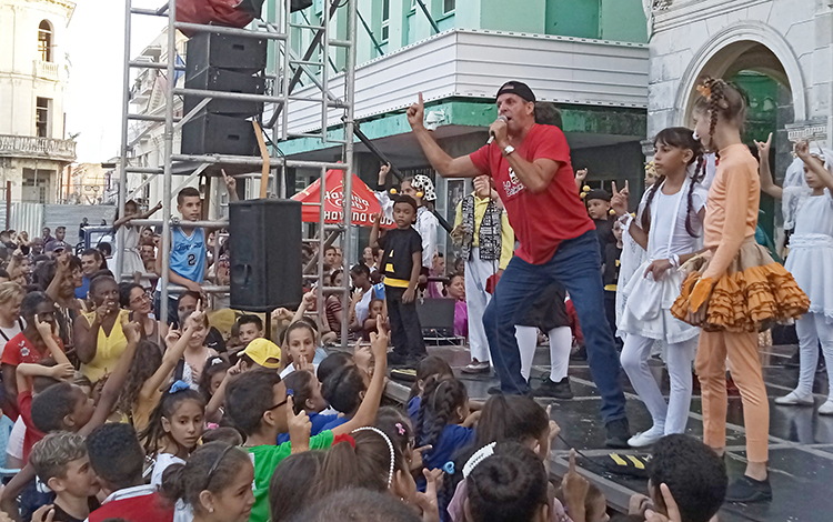 Guillermo actuando con los niños de La Colmenita.