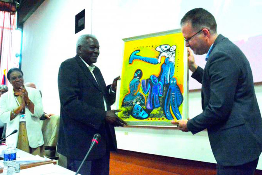 Esteban Lazo entrega reconocimiento a Luis Morlote, expresidente de la Uneac.
