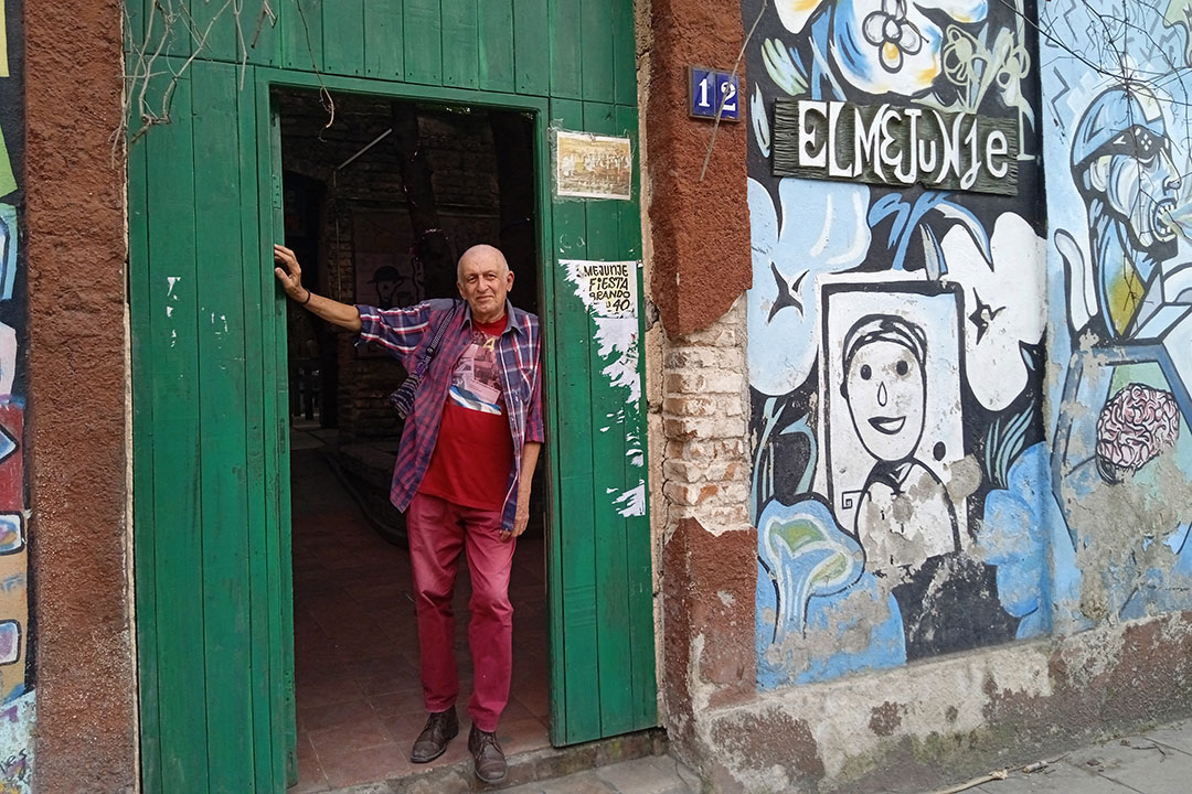 Ramón Silverio, director de El Mejunje, en la puerta de entrada de la institución.