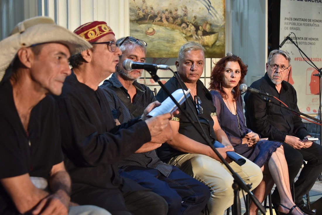 Escritores villaclareños en la lectura de poemas como parte de la inauguración de la Feria Internacional del Libro en la provincia.