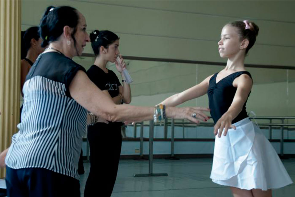 Ramona de Saá impartiendo clases de ballet.