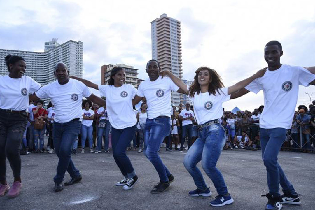 Jovenes bailando