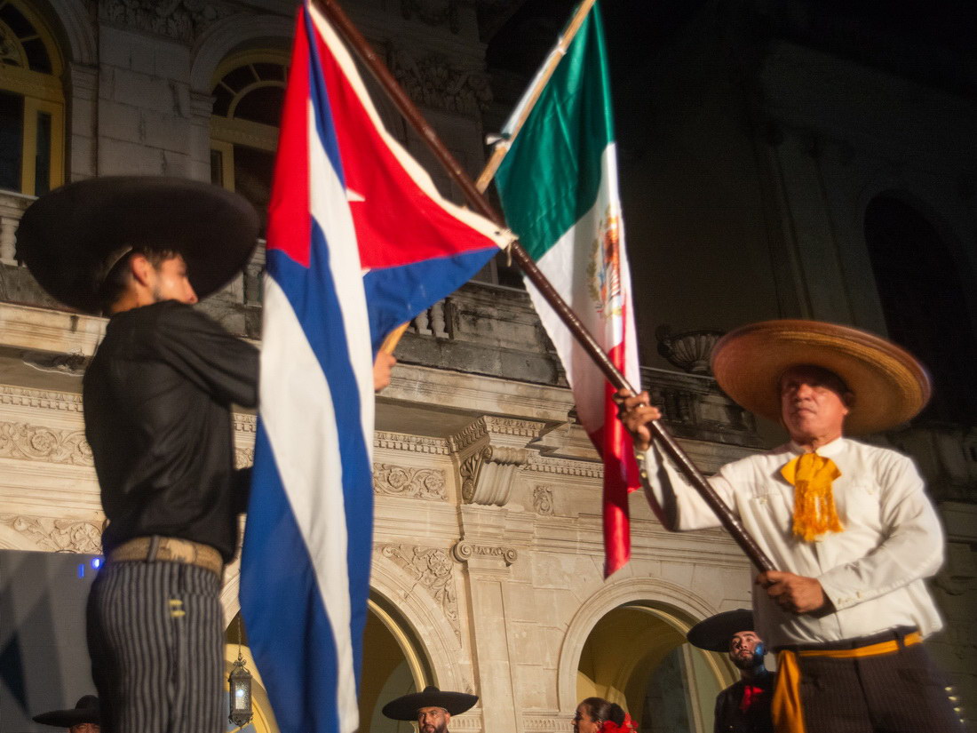 Agrupación danzaria de México con banderas mexicana y de Cuba.