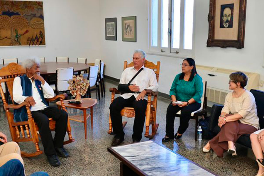 Wole Soyinka, Premio Nobel de Literatura, dialoga con el presidente de Cuba, Miguel Díaz-Canel.