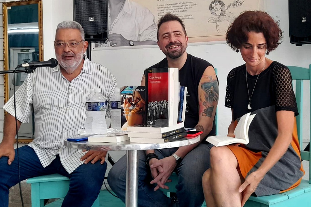 Lorenzo Lunar, Kike Ferrari y Rebeca Murga en el Centro de Promoción de Arte y Literatura Sigfredo Ariel. 