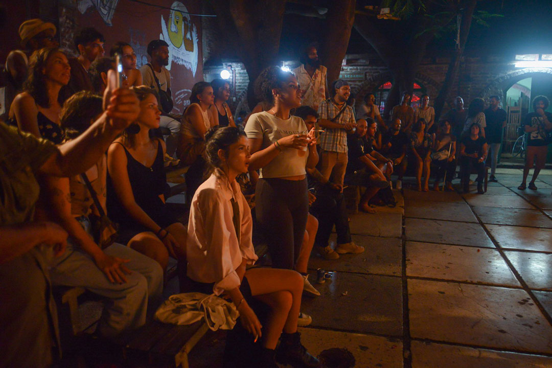 Público en la peña de la Trovuntivitis en El Mejunje.