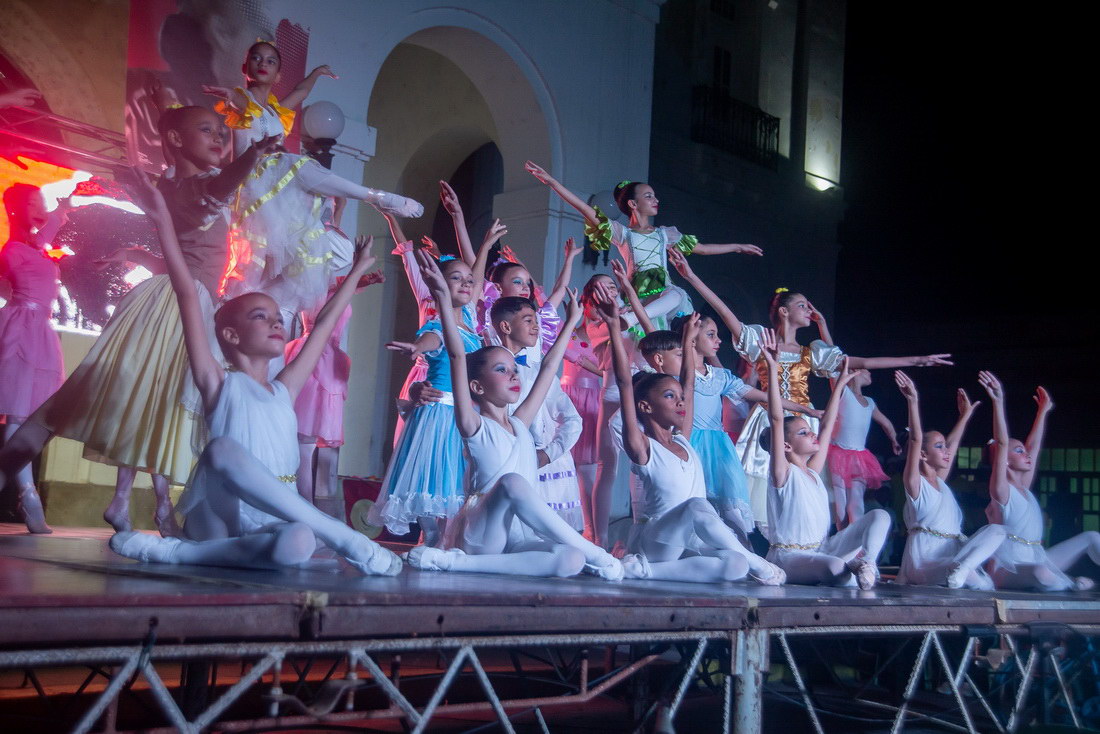 Estudiantes de ballet en la inauguración de la XVIII temporada Para Bailar en Casa del Trompo.