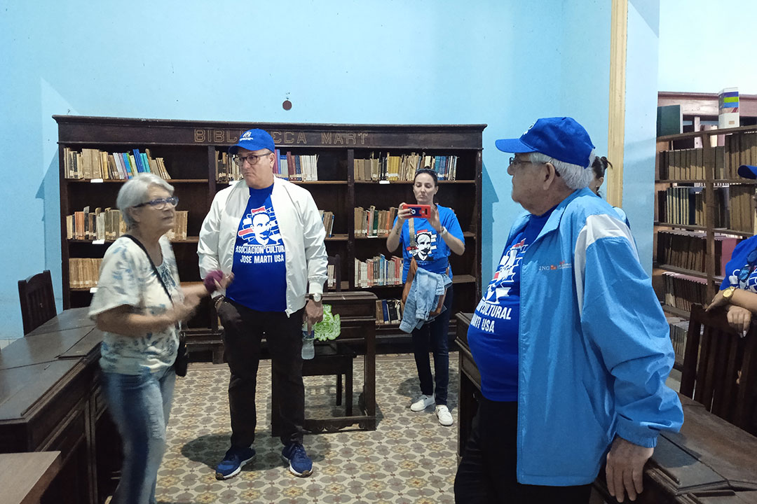 Momento del recorrido por Santa Clara de miembros de la Asociación Cultural José Martí de Estados Unidos.