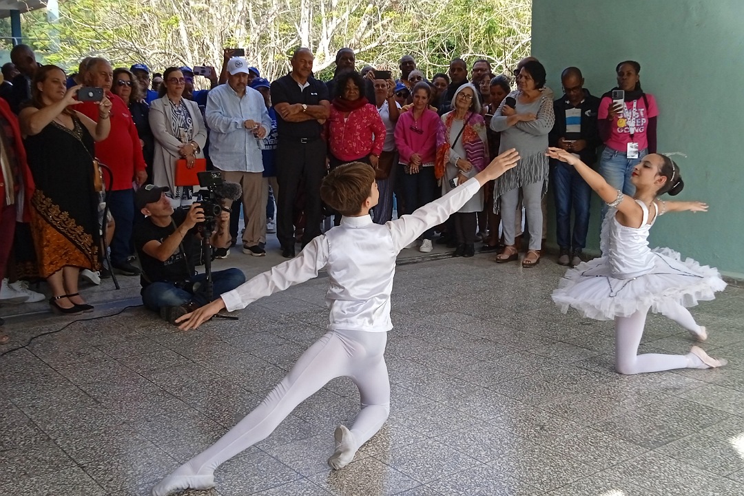 Presentación de estudiantes de ballet.