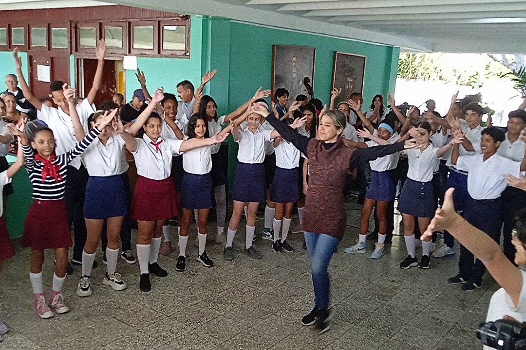 Coro dirigido de estudiantes, dirigido por la profesora Nelys Cañizares.