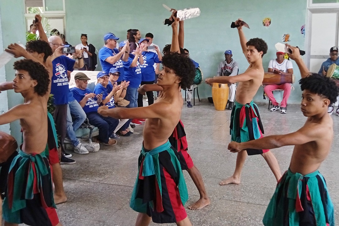 Danza folclórica afrocubana interpretada por estudiantes.