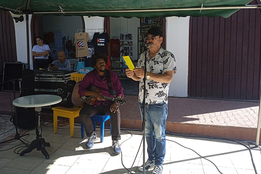 Cantante Juan Campos preseeta el libro Siempre Compay.