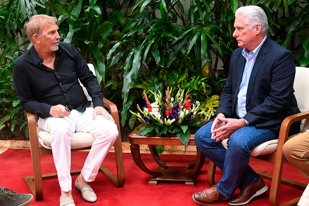 Presidente cubano, Miguel Díaz-Canel, y el actor estadounidense Kevin Costner.