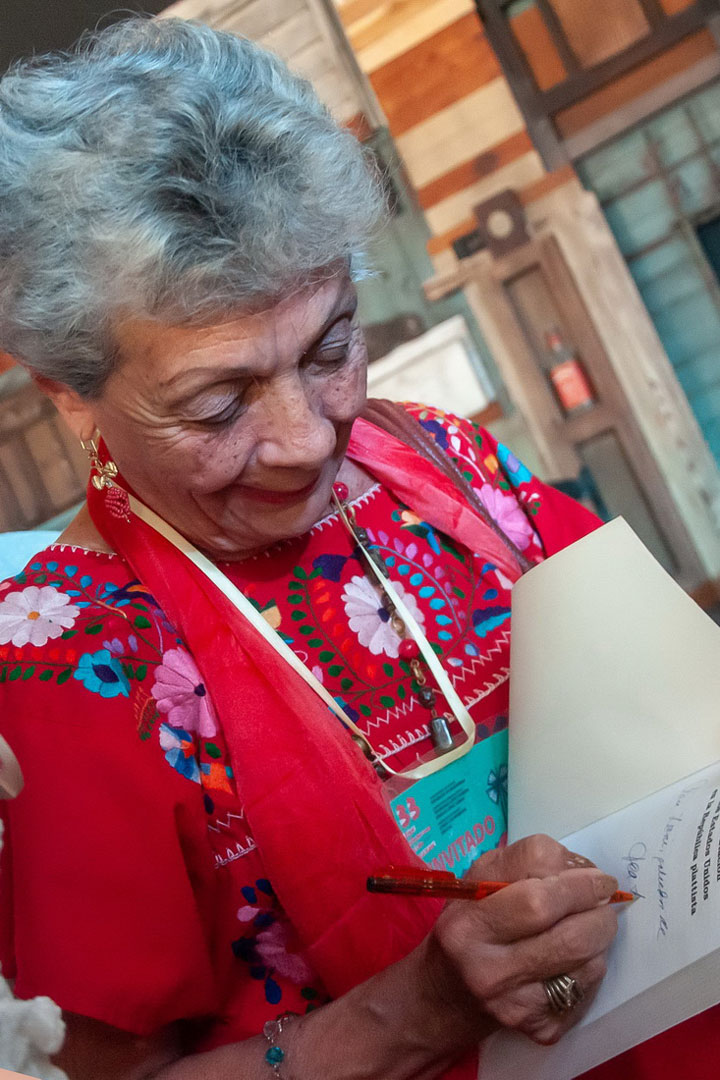 Francisca López Civeira firma libros a los lectores.