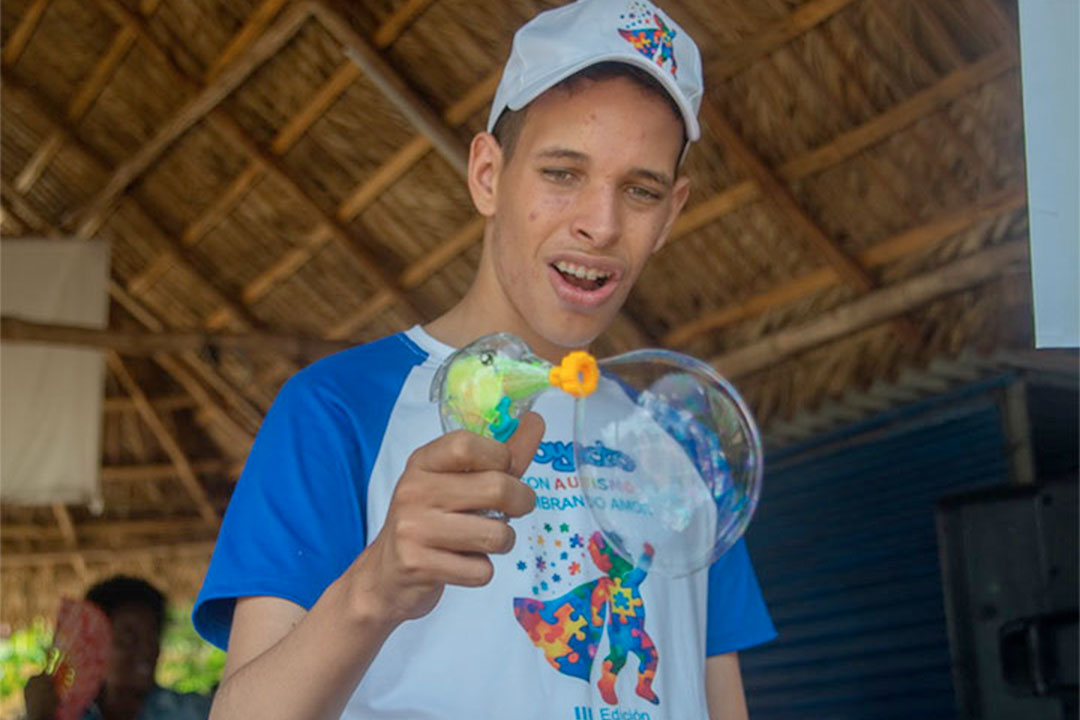 Orlandito, niño autista, integrante del proyecto Con autismo sembrado amor.