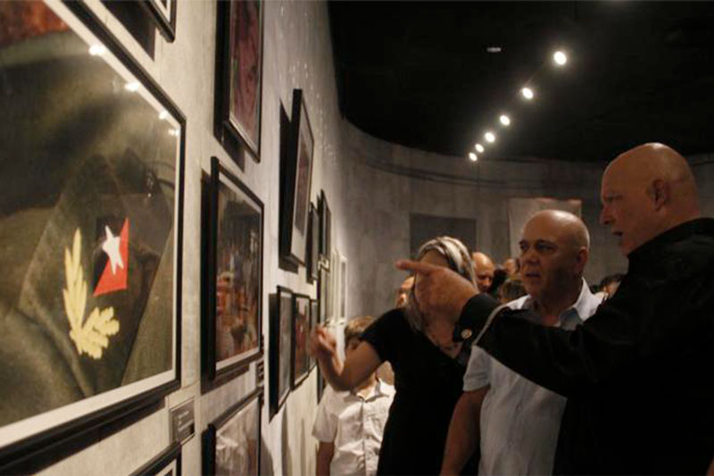  Secretario de Organización del Comité Central del Partido Comunista de Cuba, Roberto Morales Ojeda, y Alex Castro Soto del Valle, autor de la muestra fotográfica Toda la gloria del mundo, con imágenes de Fidel Castro Ruz.