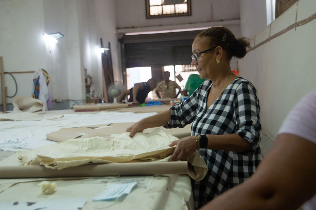 Empacando las pinturas restauradas.